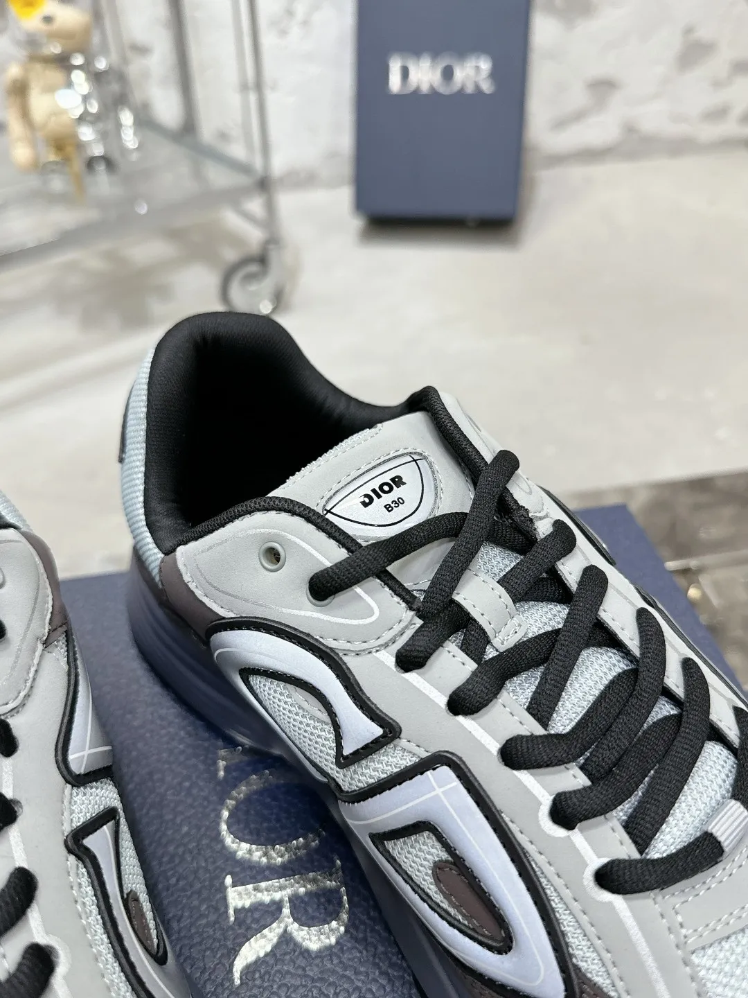 Men's men's shoes 💰600❤️❤️❤️High version Dior Dior's latest color matching B30 series reflective dad sneakers original 17380💰 purchased for development and production Brand new B30 sneakers Dad Shoes style shoes that follow the trend of the retro market The Dior logo on the tongue also indicates that this pair of shoes is the B30 model! B30 uses fine-textured leather and mesh cloth materials to form a shoe body. There are conspicuous letters CD on both sides of the shoe body to indicate identity. Many lines on the shoe body outline details to make the shoes look less monotonous and full of retro flavor. The delivery counter is exquisitely packaged🛍📦 ▪️Fabric: Original customized technical fabric + mesh ▪️Inner lining: Customized breathable lining ▪️Outsole: Original molded IP foam + TPU outsole ▪️Sole thickness: 3.5CM ▪️Size: Women’s size 35-40 / Men’s size 39-46